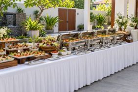 cach sap xep ban tiec buffet bd61a611