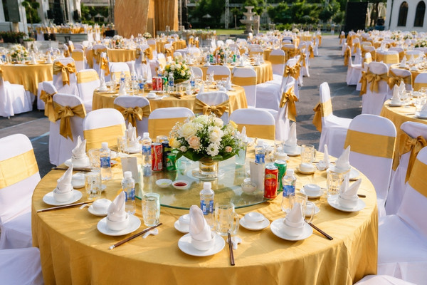 Cung cấp bàn ghế và dụng cụ ăn uống
