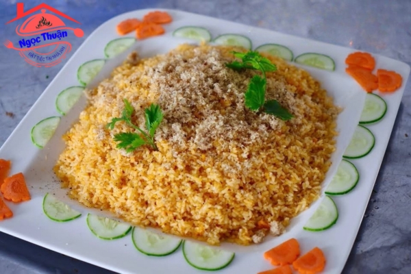 Món cơm chiên cá mặn phục vụ khách trong bữa tiệc