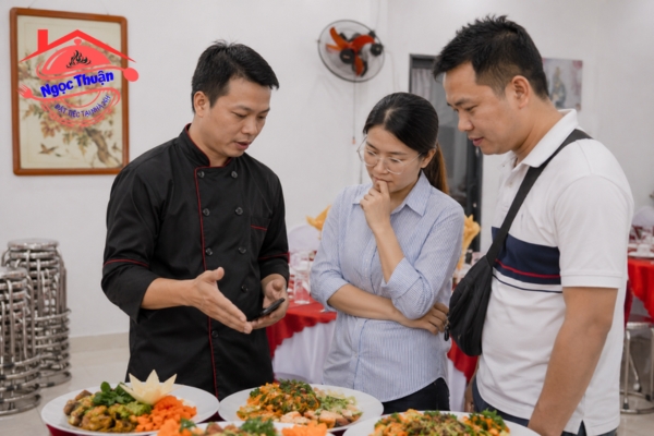 Đầu bếp trao đổi về món ăn với chủ nhà