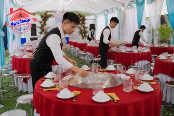 Nhân viên đang setup không gian tiệc cưới cho khách hàng ở Gò Vấp