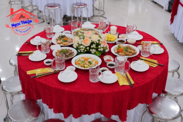 Bàn tiệc cưới chỉn chu