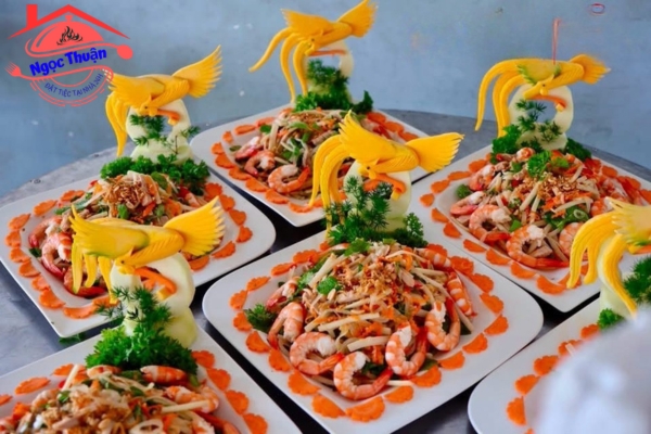 Món ăn ngon, trang trí sang trọng