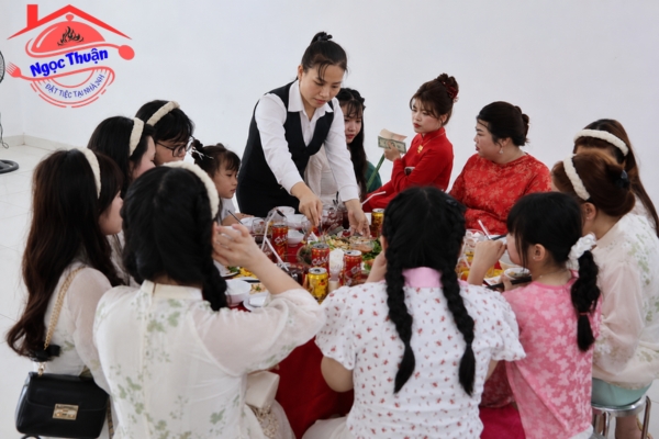Nhân viên lên món mới cho khách trong bữa tiệc