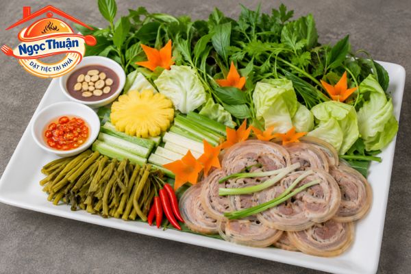Bò tơ cuộn rau rừng.