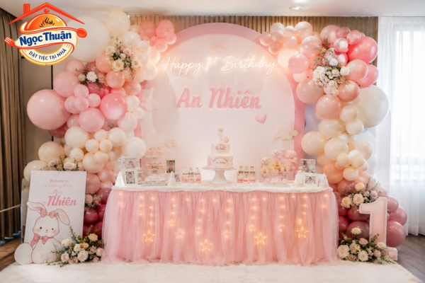 Chuẩn bị bánh kem và khu vực chụp ảnh