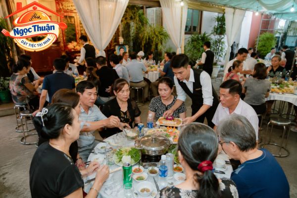 Tiệc đám giỗ tại nhà khách ở quận 7