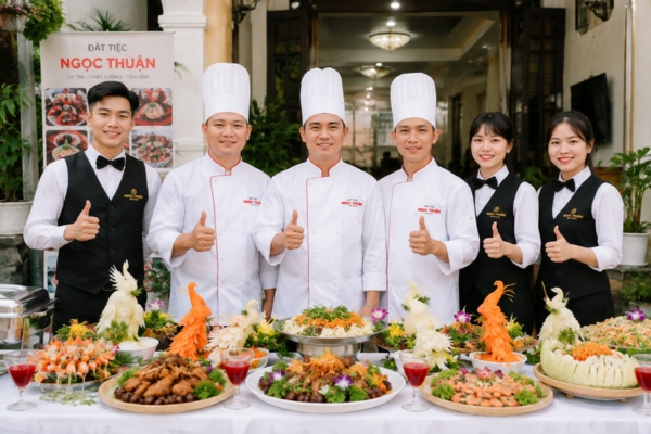 Đầu bếp và nhân viên phục vụ