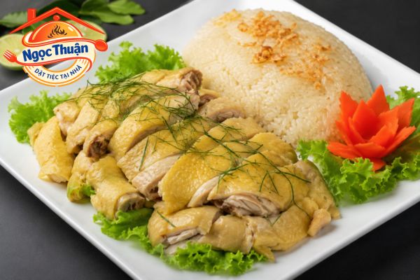 Gà hấp lá chanh ăn kèm xôi.