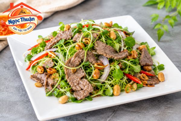 Gỏi bò trộn cải mầm.