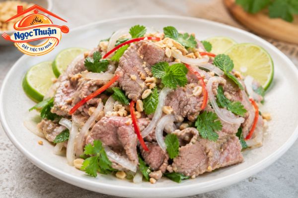 Gỏi bò tái chanh. Gỏi bò tái chanh.