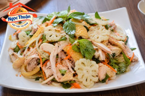 Gỏi gà măng cụt.