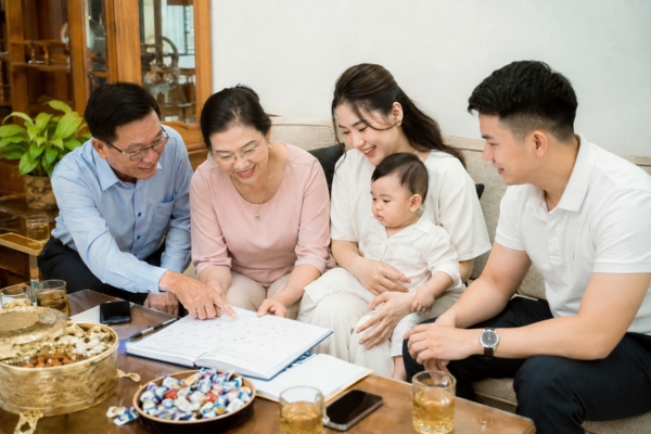 Lập ngân sách tổ chức tiệc thôi nôi tại nhà.