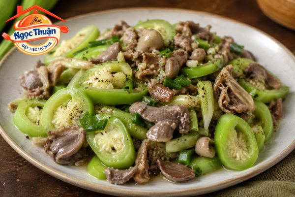 Lòng gà xào mướp. Lòng gà xào mướp.