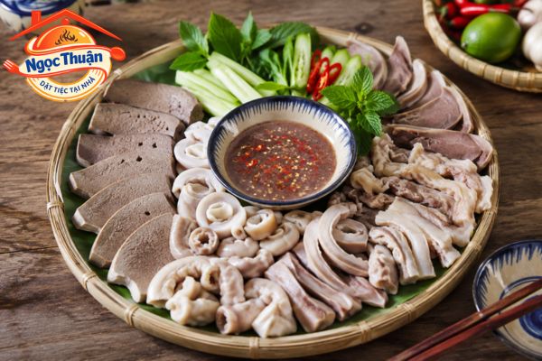 Lòng heo luộc chấm mắm tôm. Lòng heo luộc chấm mắm tôm.