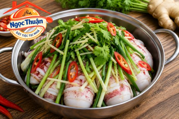 Mực hấp hành gừng.