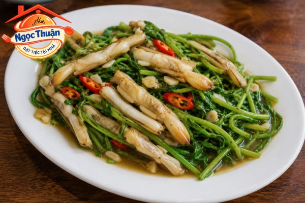Ốc móng tay xào rau muống. Ốc móng tay xào rau muống.