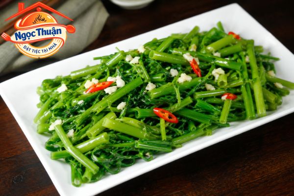 Rau muống xào tỏi. Rau muống xào tỏi.