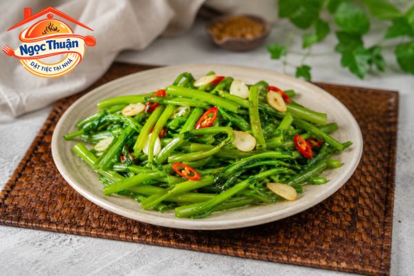 Rau muống xào tỏi. Rau muống xào tỏi.