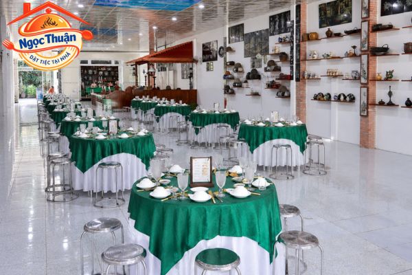 Bàn ghế và dụng cụ ăn uống Bàn ghế và dụng cụ ăn uống