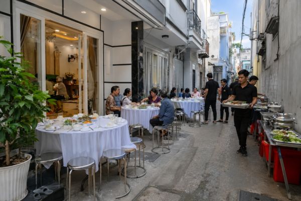 Tổ chức tiệc trong hẻm ở Bình Tân