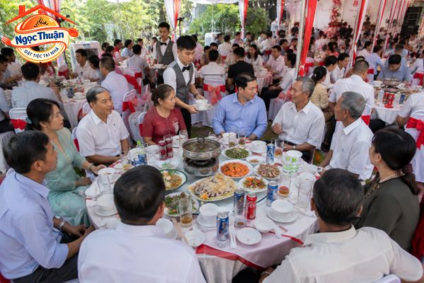 Tiệc bàn tròn truyền thống