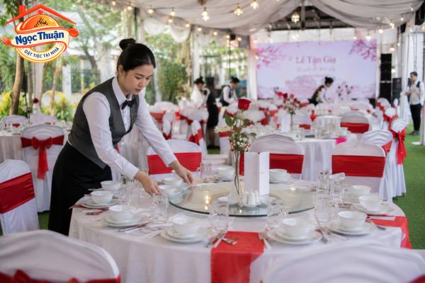 Bàn ghế, chén đĩa và dụng cụ ăn uống